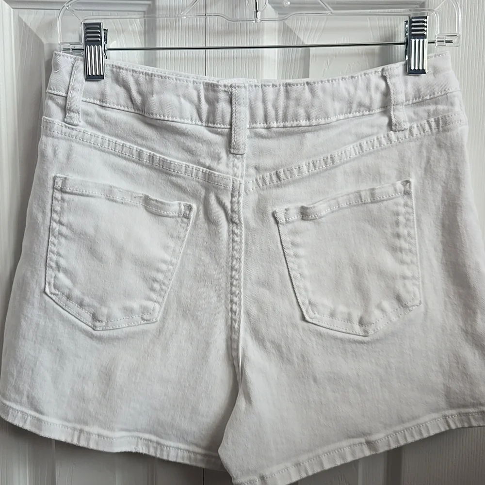 Time and Tru | High Rise Shorts White - Picture 2 of 4